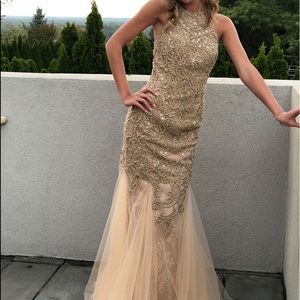 literally in love with this dress. It kills me to sell😫